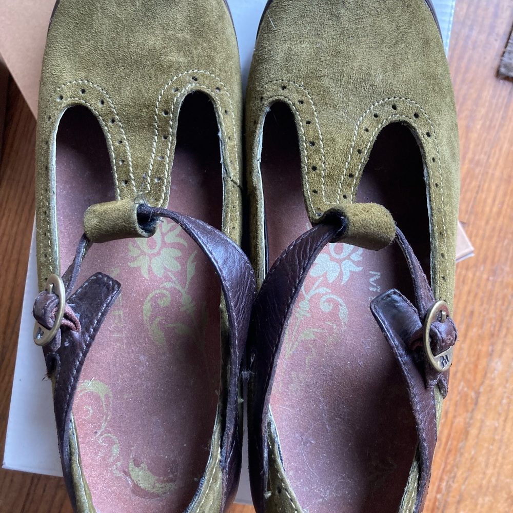 Olive Green Suede Women’s Shoes with Brown Accents 8M